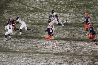 Prince-Tyson Gulley Syracuse, takes a hand off.