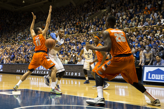 Rasheed Sulaimon throws a no-look pass in the lane. 